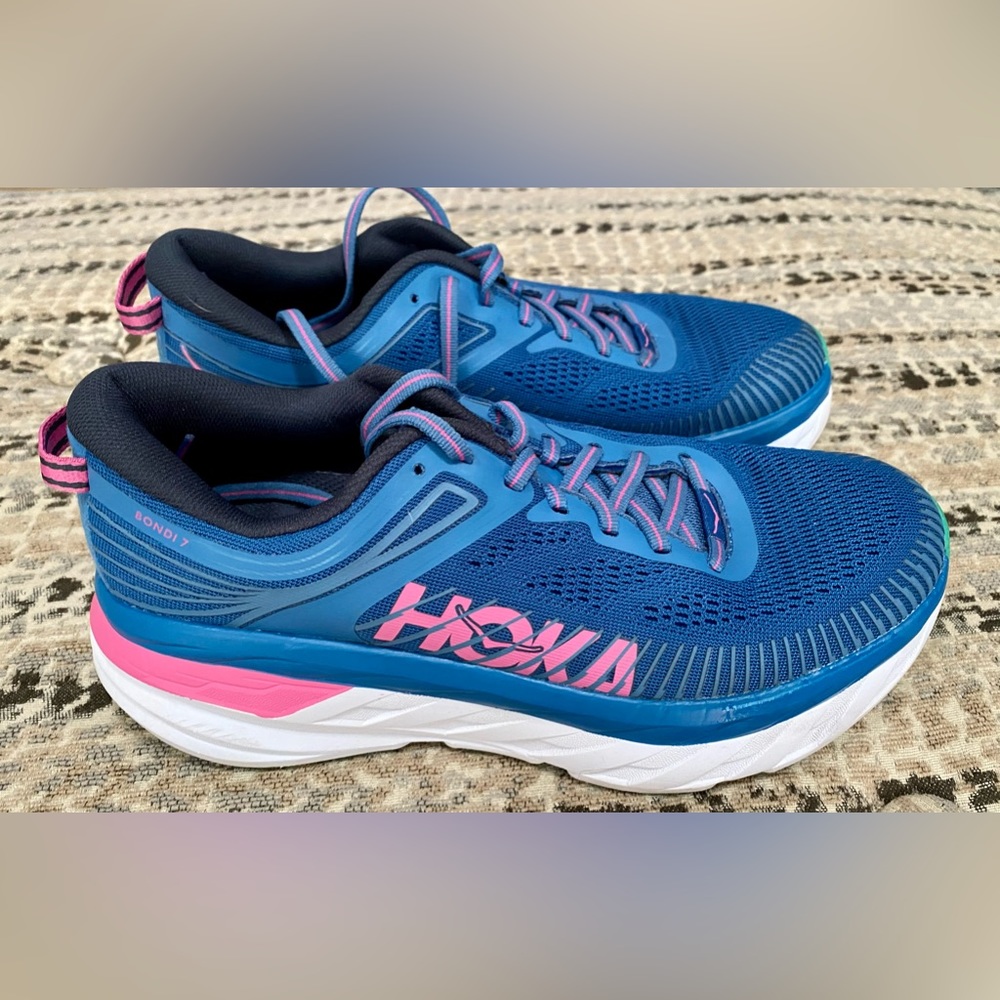 Excellent condition! Women’s Hoka running, cross trainer tennis shoes. Size 8
